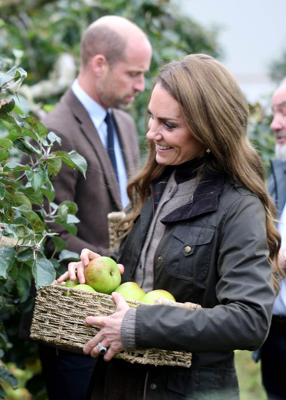 Kate Middleton skuplja jabuke prilikom posete Mallon Farm.