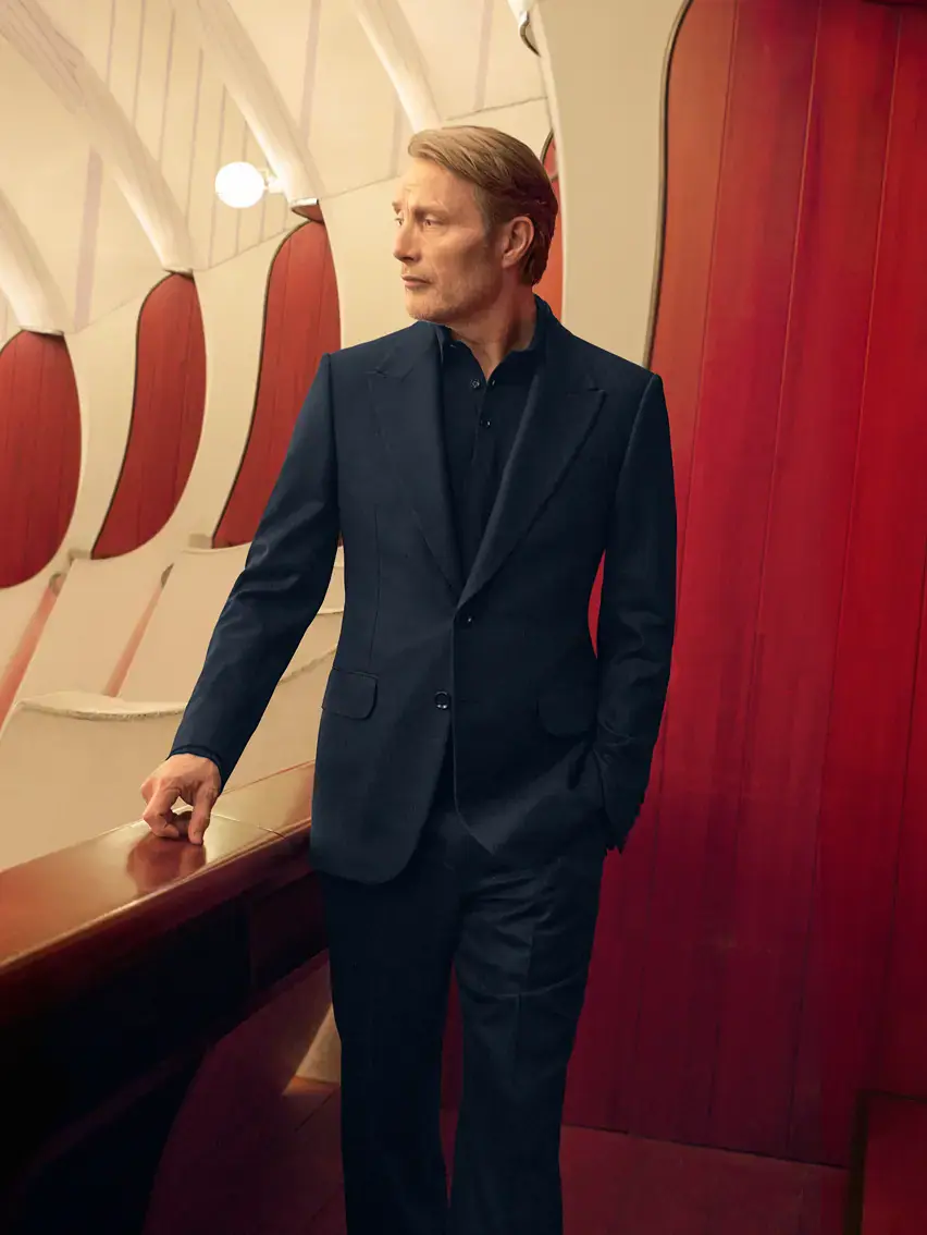 Mads Mikkelsen u crnom Zegna odelu.