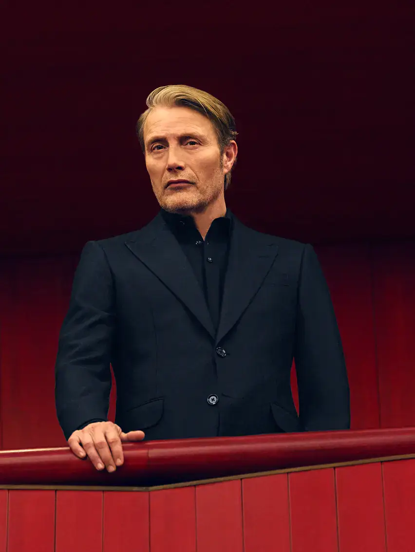 Mads Mikkelsen u crnom Zegna odelu u pozorištu u Torinu.