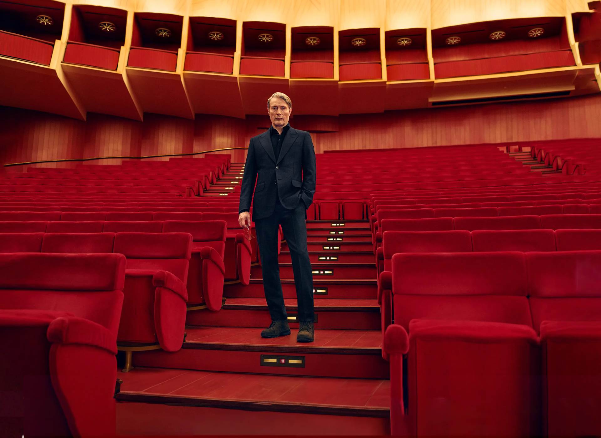 Mads Mikkelsen u crnom Zegna odelu u pozorištu u Torinu.