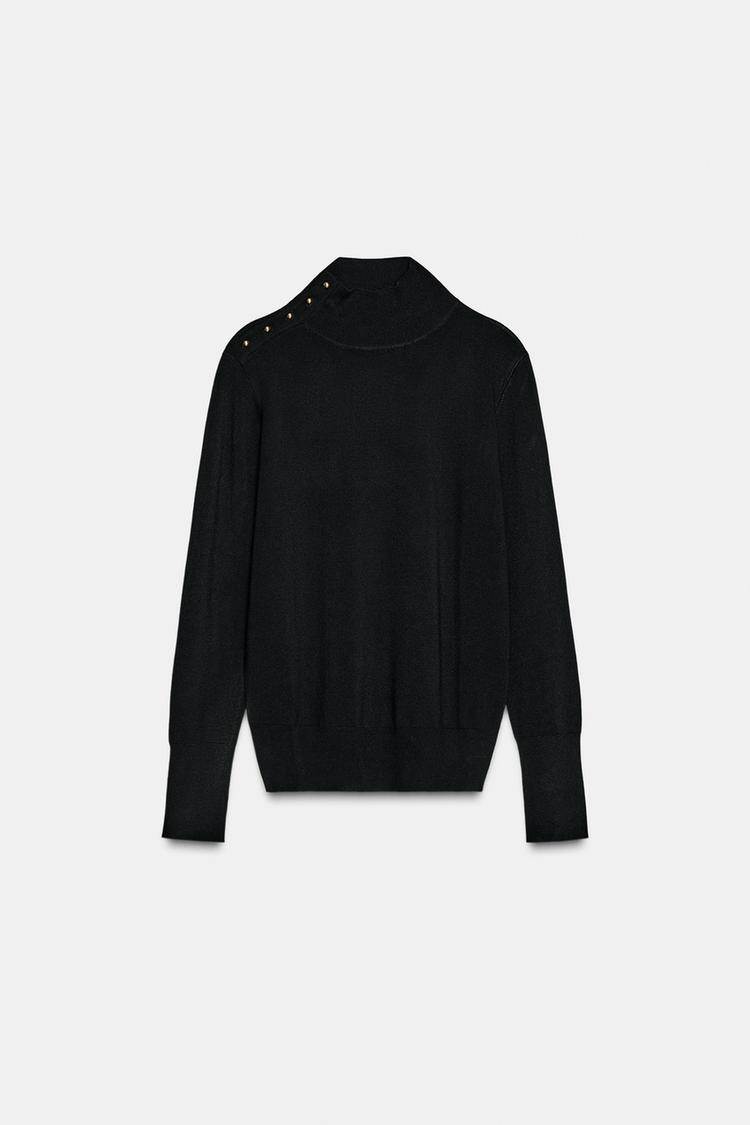 Zara crna rolka sa zlarnim dugmićima uz kragnu.