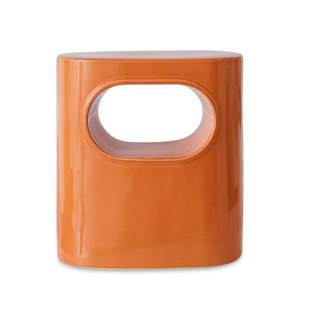 Narandžasti pomoćni stočić u stilu sedamdesetih sa rupom u sredini.