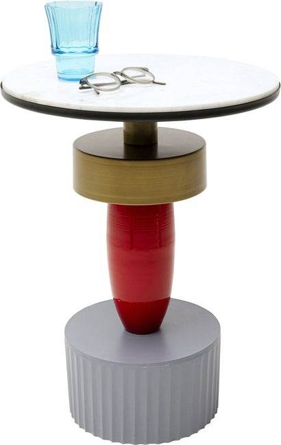 Pomoćni stočić Memphis sa naslaganim različitim oblicima.