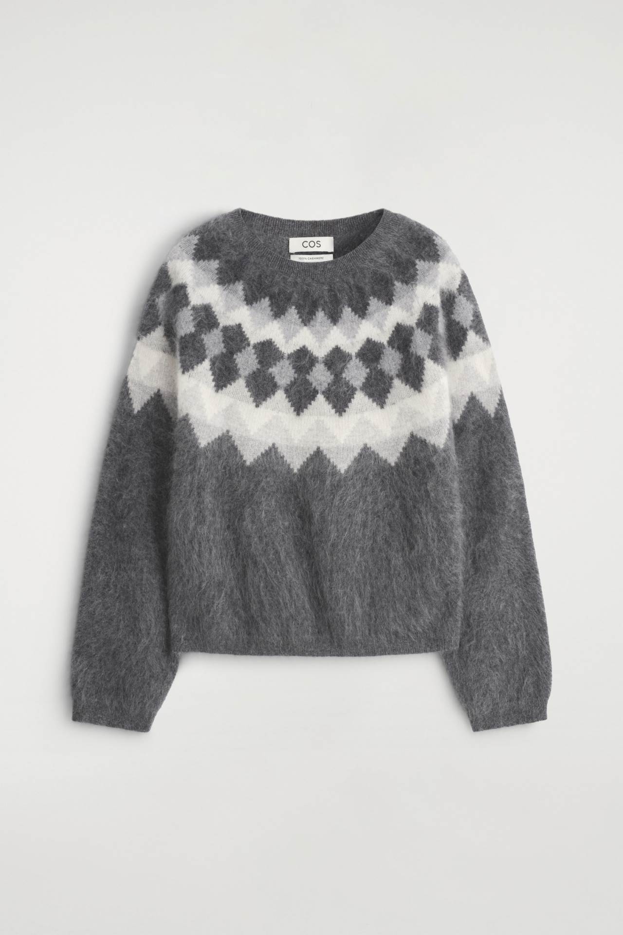 COS sivi skandinavski džemper sa belim šarama i okruglim izrezom.
