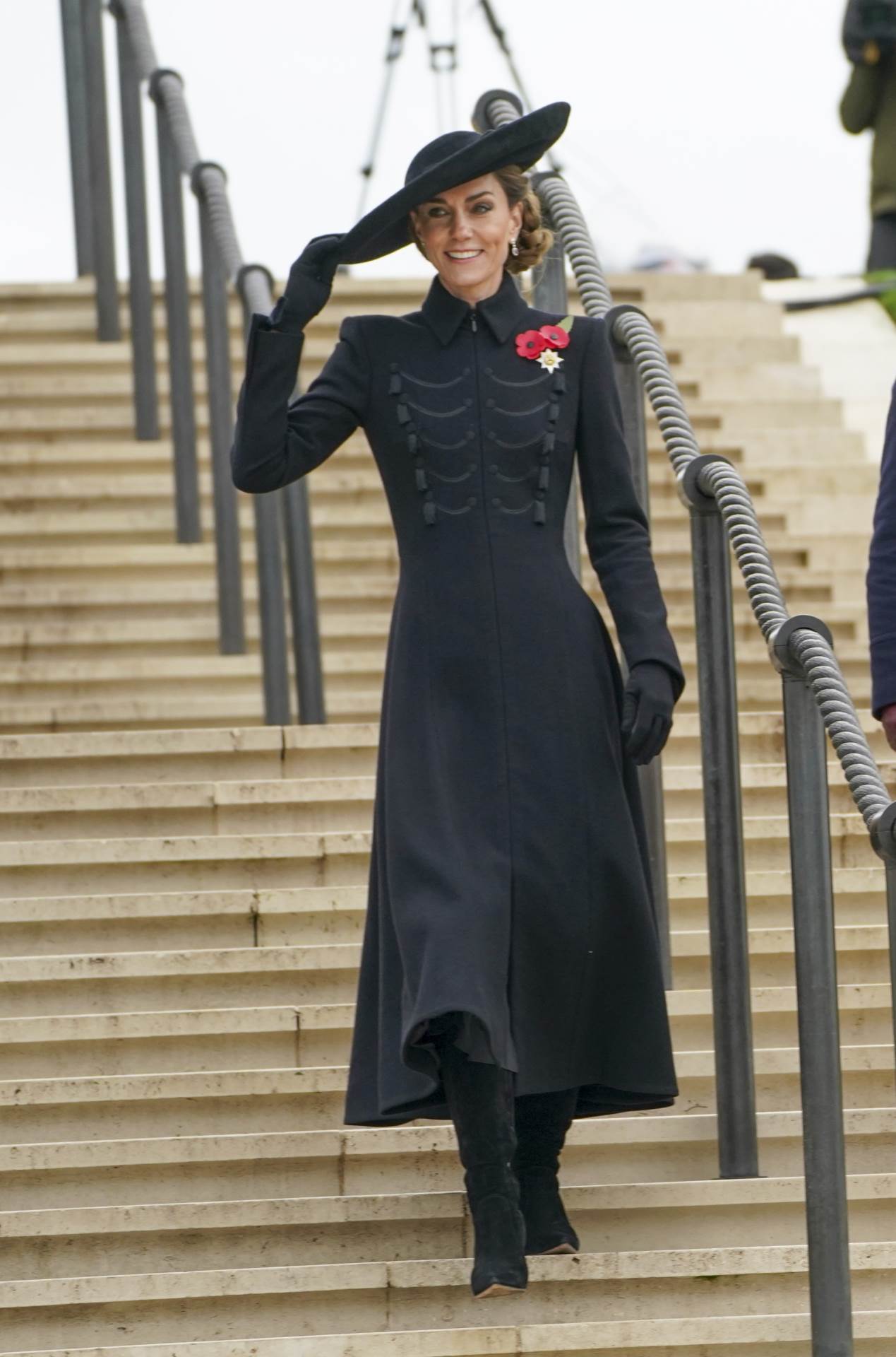 Kate Middleton u celokupnom black outfitu sa punđom sa strane.