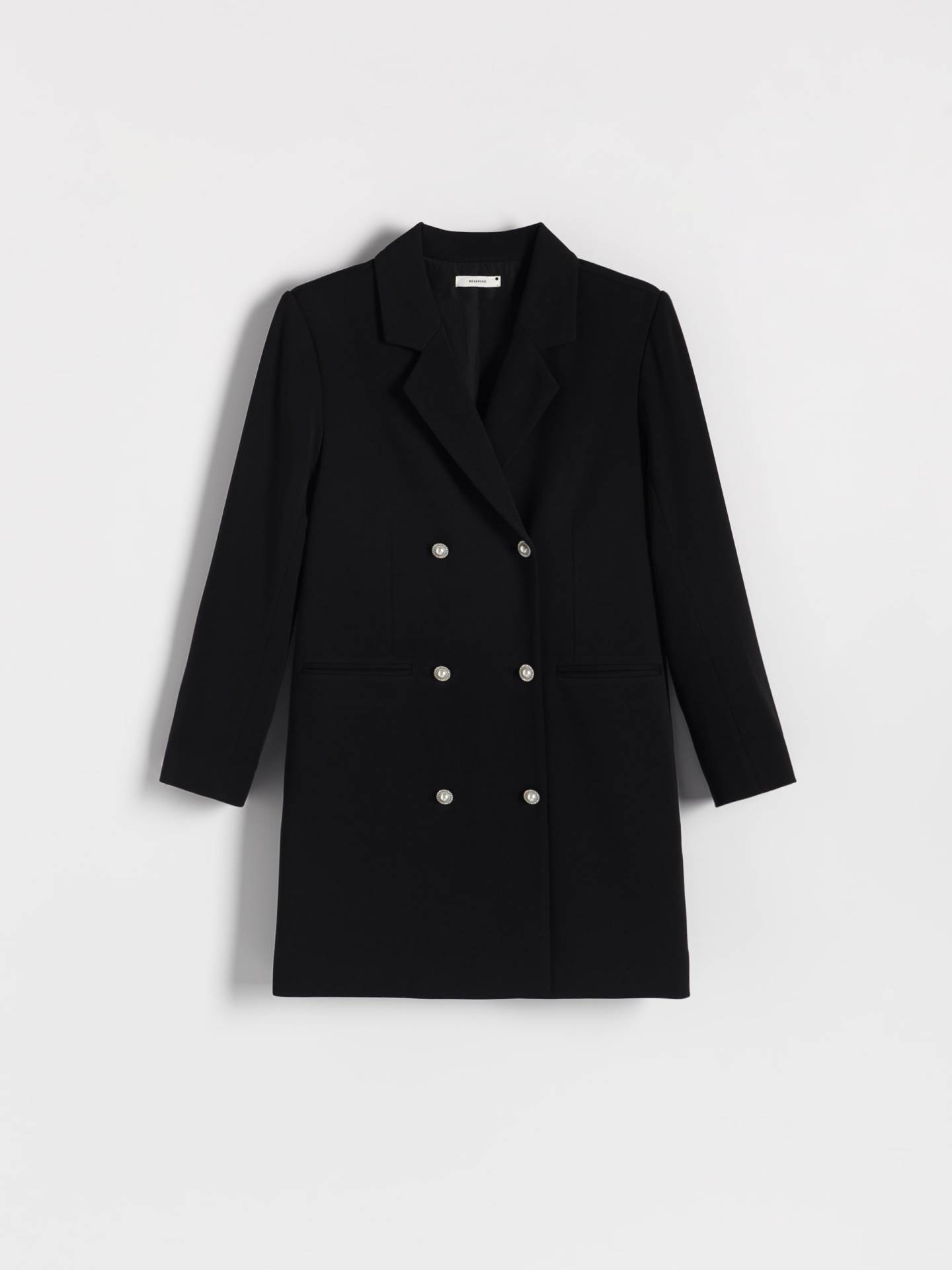 Crna haljina sako kroja.