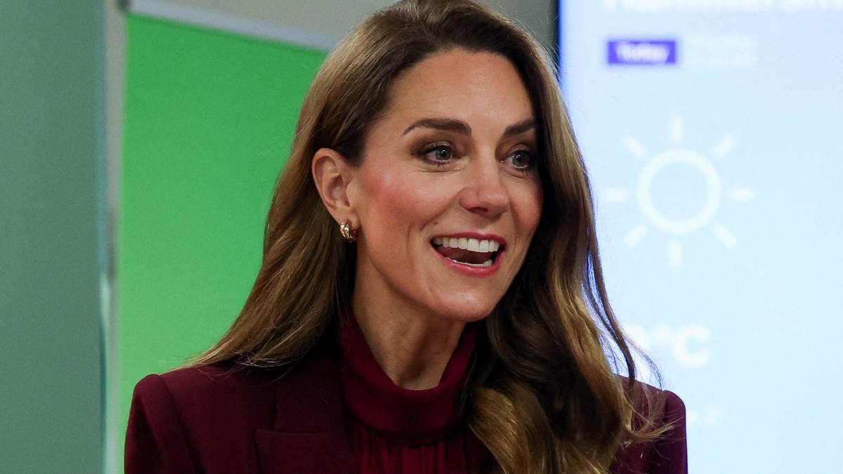 Princeza od Walesa u burgundi odelu.