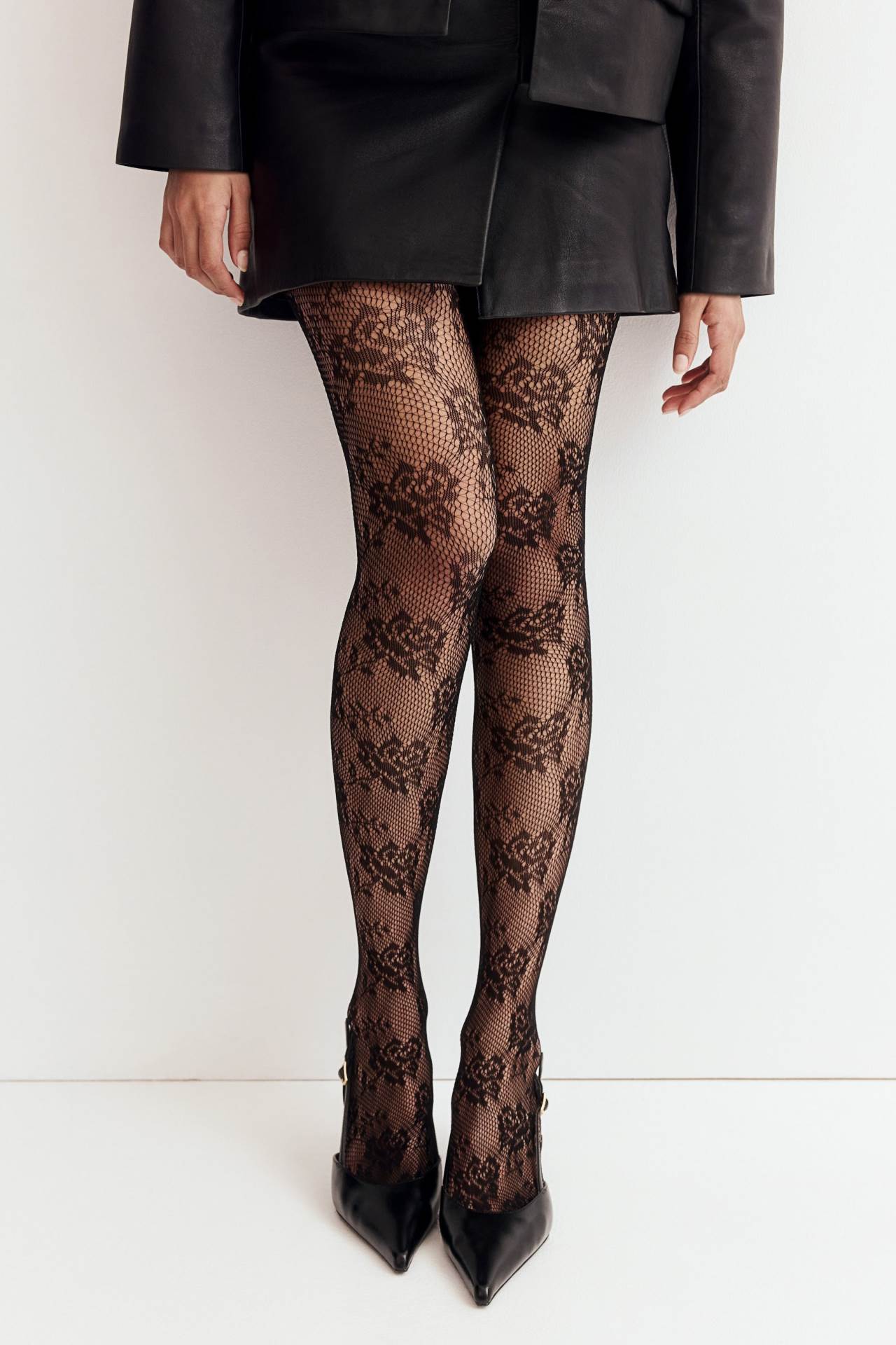 Crne hulahopke od čipke.