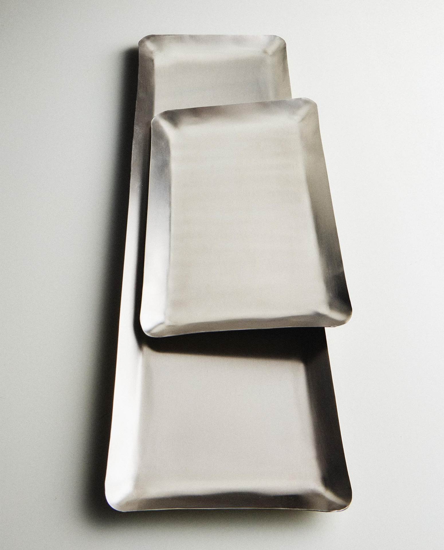 Ukrasni pravougaoni poslužavnik od nerđajućeg čelika.