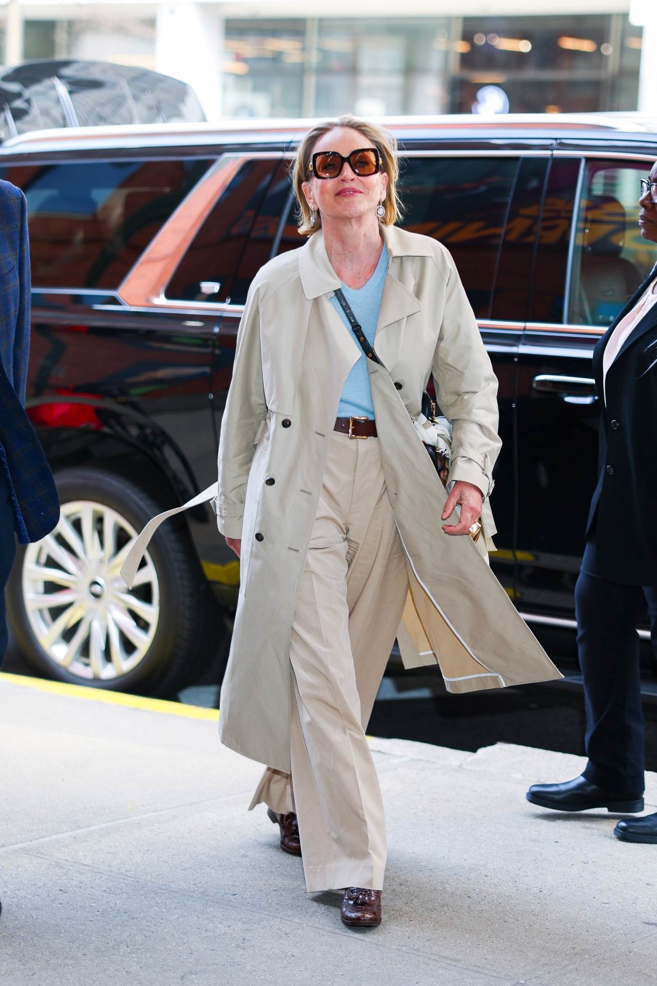 Sharon Stone u trench mantilu.