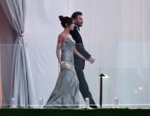 KAKO JE IZGLEDALA VICTORIA BECKHAM NA VENČANJU SVOG SINA: Sofisticirana haljina kopiraće se na svim proslavama ovog leta