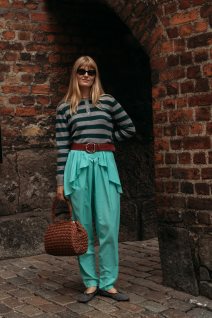 Najmodernija boja košulje za jesen 2025 je crvena