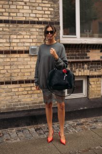 Najmodernija boja košulje za jesen 2025 je crvena