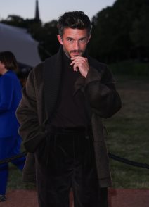 Jonathan Bailey na Burberry FW u Londonu