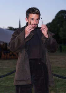 Jonathan Bailey na Burberry FW u Londonu