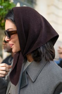 Krupan kadar Kendall Jenner, ona nosi braon maramu i naočare za sunce