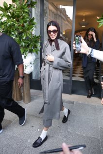 Kendall Jenner izlazi iz prodavnice u sivom kaputu dok je fanovi fotografišu