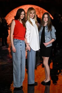 Nicole Kidman sa ćerkama na Chanel reviji u Parizu 2025.