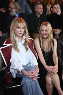 Nicole Kidman u beloj košulji i crvenoj jakni pored manekenke  Vanessa Paradis na Chanel reviji u Parizu 2025.