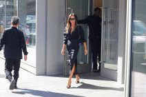 Victoria Beckham u monohromatskom crno outfitu u New Yorku.