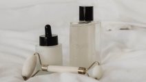 Dve bočice u kojima je tečnost i roler za skincare rutinu.