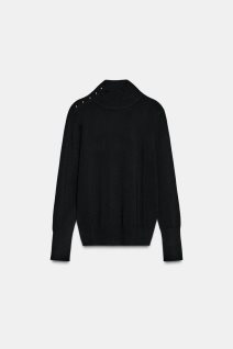 Zara crna rolka sa zlarnim dugmićima uz kragnu.