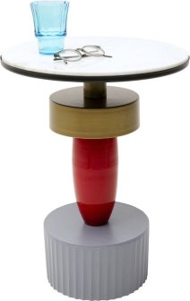 Pomoćni stočić Memphis sa naslaganim različitim oblicima.