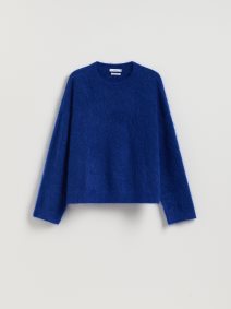 Reserved plavi četkani džemper na beloj pozadini.