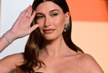 Hailey Baldwin na  Vanity Fair Oscar Party.