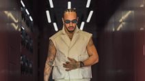 Lewis Hamilton u belom prsluku na poslednjoj trci Formule 1 ove sezone u Abu Dhabiju.