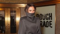 Victoria Beckham u sivom kaputu na visokom kragnom.