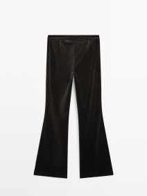 Uske skinny pantalone od pliša zvonastog flare fit kroja.