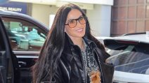 Glumica Demi Moore u crnoj kožnoj jakni u Njujorku.