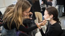 šminkanje u backstageu revije Carven