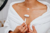 žena masira predeo dekoltea