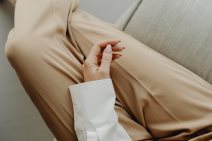 Krupan kadar ženske ruke sa sređenim noktima bademastog oblika.