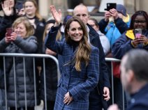 Kate Middleton u vunenom kariranom kaputu.
