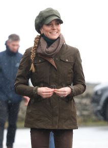Kate Middleton sa newsboy kapom.