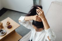 žena podiže kosu u rep