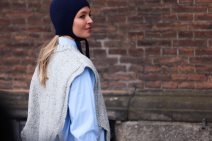 Devojka u plavoj košulji sa prslukom i kapom