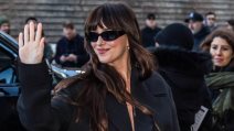 Dakota Johnson u stilu devedesetih.
