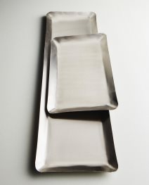 Ukrasni pravougaoni poslužavnik od nerđajućeg čelika.