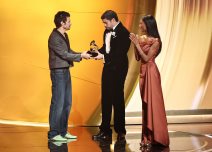 Harry Styles uručuje Grammy nagradu Bad Bunnyju.