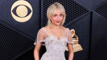 Sabrina Carpenter u beloj haljini na dodeli Grammy nagrada.