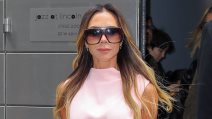 Victoria Beckham u roze haljini i crveni štiklama.