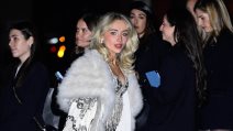 Sabrina Carpenter nakon Met Gale u beloj kombinaciji.
