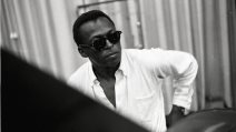 Miles Davis u beloj košulji i sa crnim naočarima za sunce.