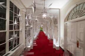 Melania Trump zvanično predstavila novogodišnju dekoraciju Bele kuće (FOTO)
