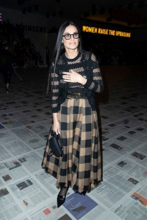 FANATSTIČNA! Demi Moore u vrlo riskantnom izdanju na Dior reviji