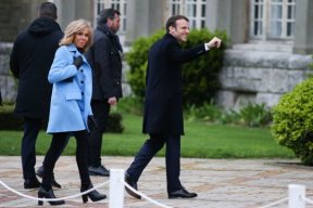Brigitte Macron preidvnom bojom kaputa potpuno transformisala izgled